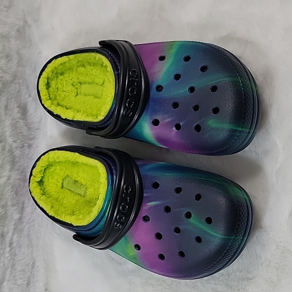 Crocs KIDS' CLASSIC LINED OUT OF THIS WORLD CLOG - Picture 6 of 7